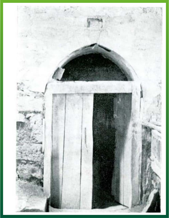 Kubbeli mescide giriş; H. 576/1180 tarihli kitabe